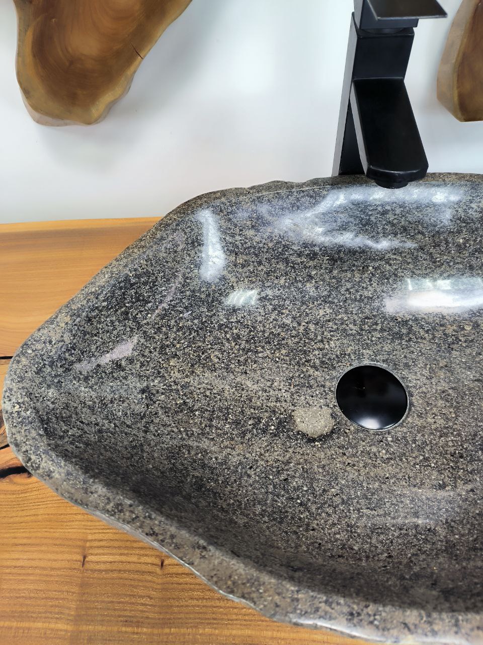 Раковина из речного камня RS-66438 57х37х15 из натурального камня