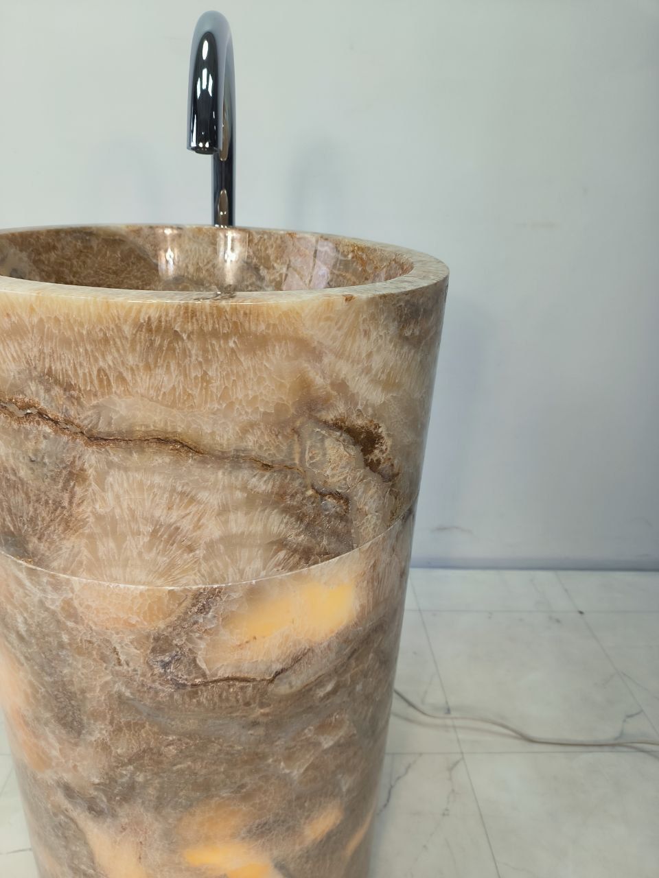 Раковина напольная из оникса Silinder Natural ON-65927 45х45х90 из натурального камня