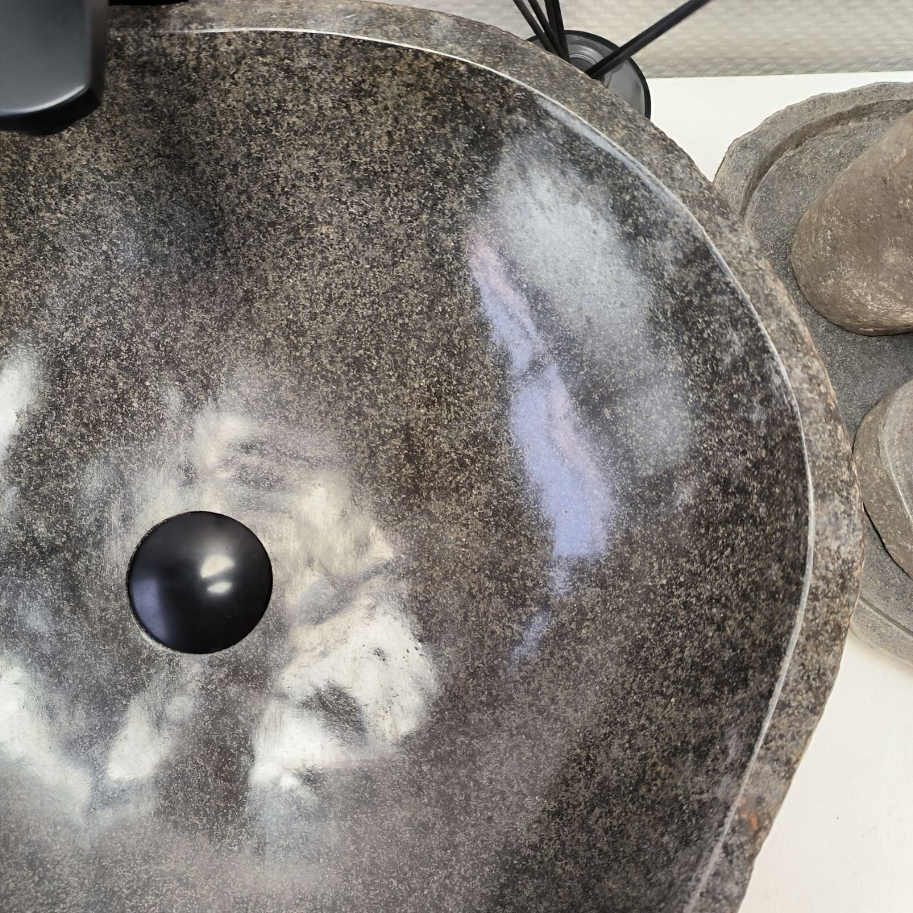 Раковина из речного камня RS-63438 (54*46*15) из натурального камня