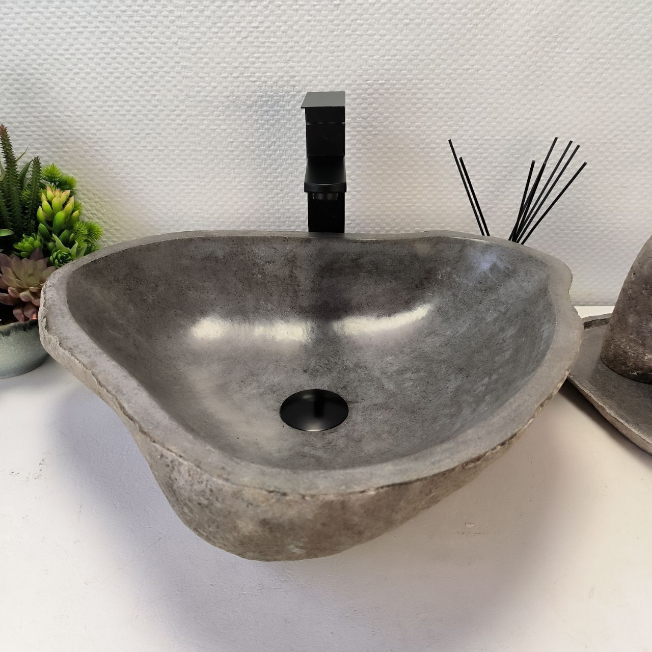 Раковина из речного камня RS-63376 (52*44*15) из натурального камня