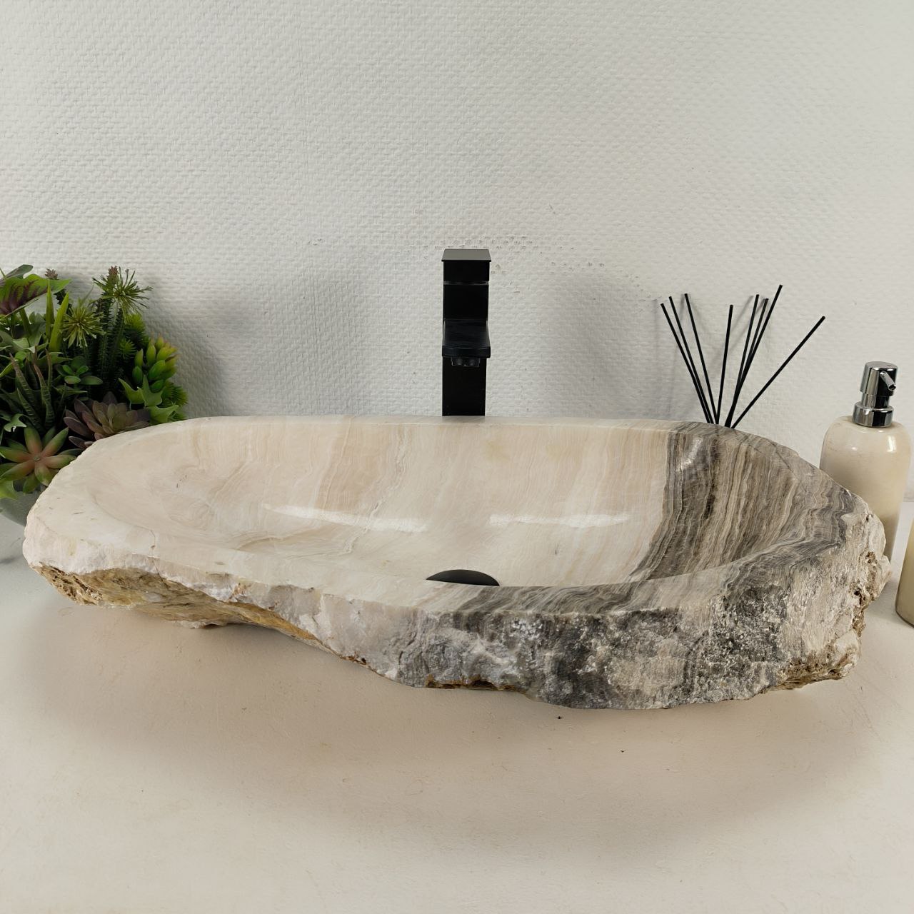 Раковина из оникса в природной форме от 60см шириной