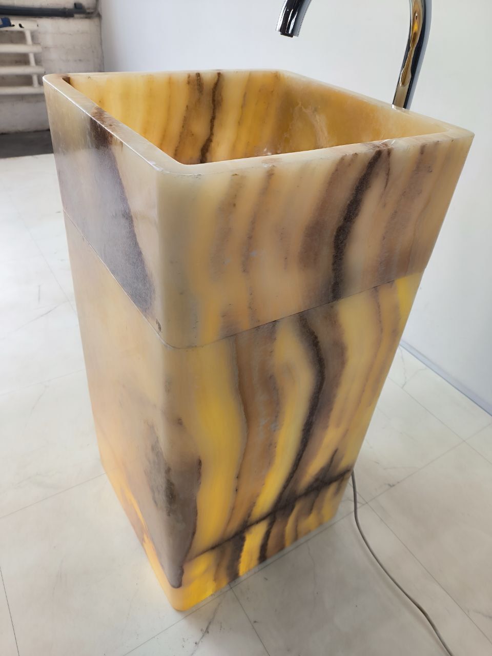 Раковина напольная из оникса Square Yellow ON-65918 45х45х90 из натурального камня