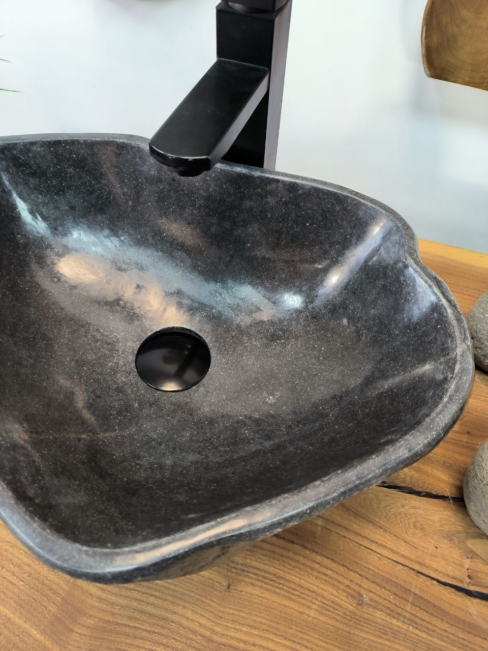 Раковина из речного камня RS-65825 44х32х15 из натурального камня