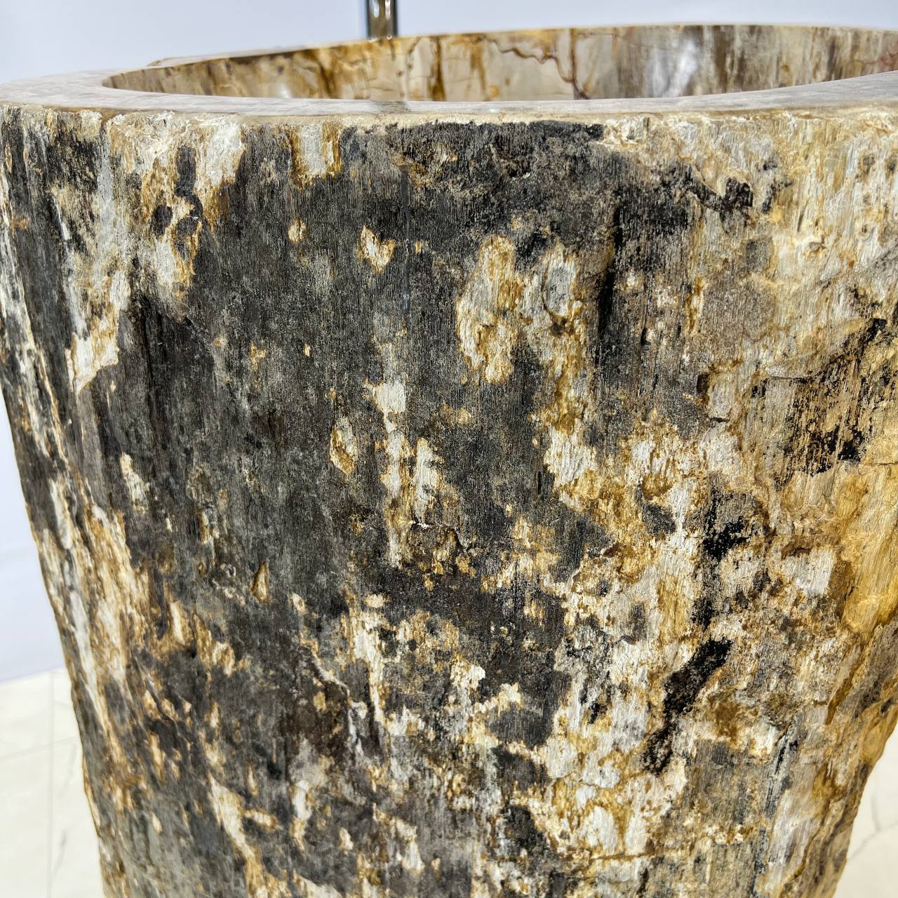 Раковина напольная из окаменелого дерева ODN-67062 55*52*90