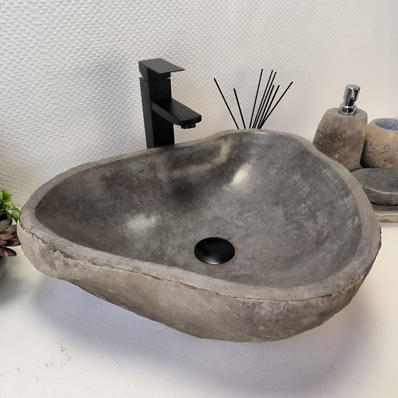 Раковина из речного камня RS-63376 (52*44*15) из натурального камня