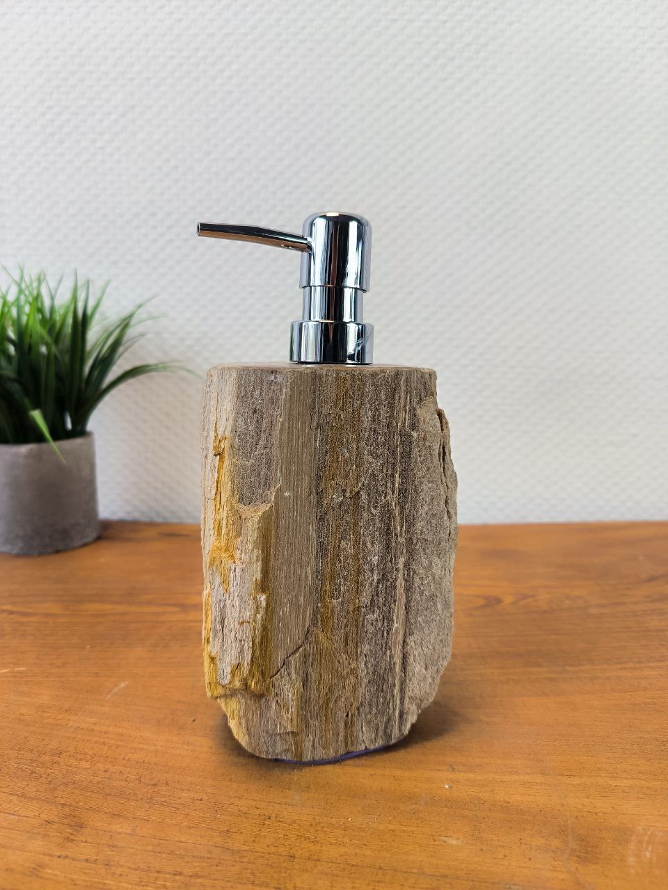 Дозаторы, мыльницы,стаканчики ,подносы из окаменелого дерева