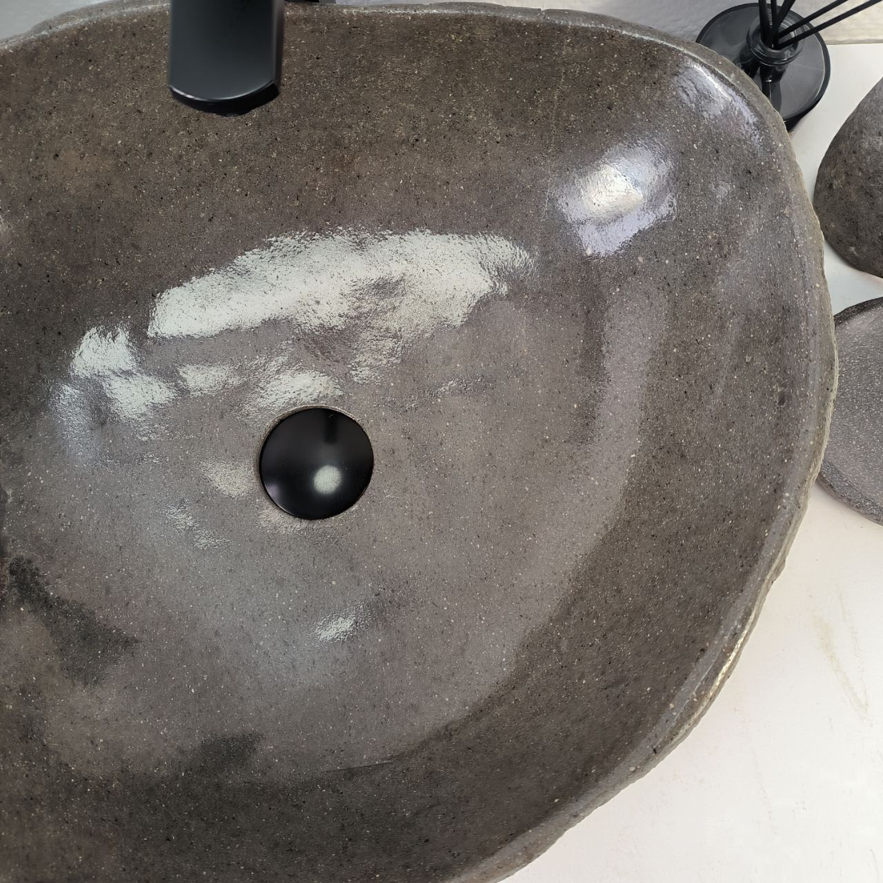 Раковина из речного камня RS-65214 51*44*15 из натурального камня