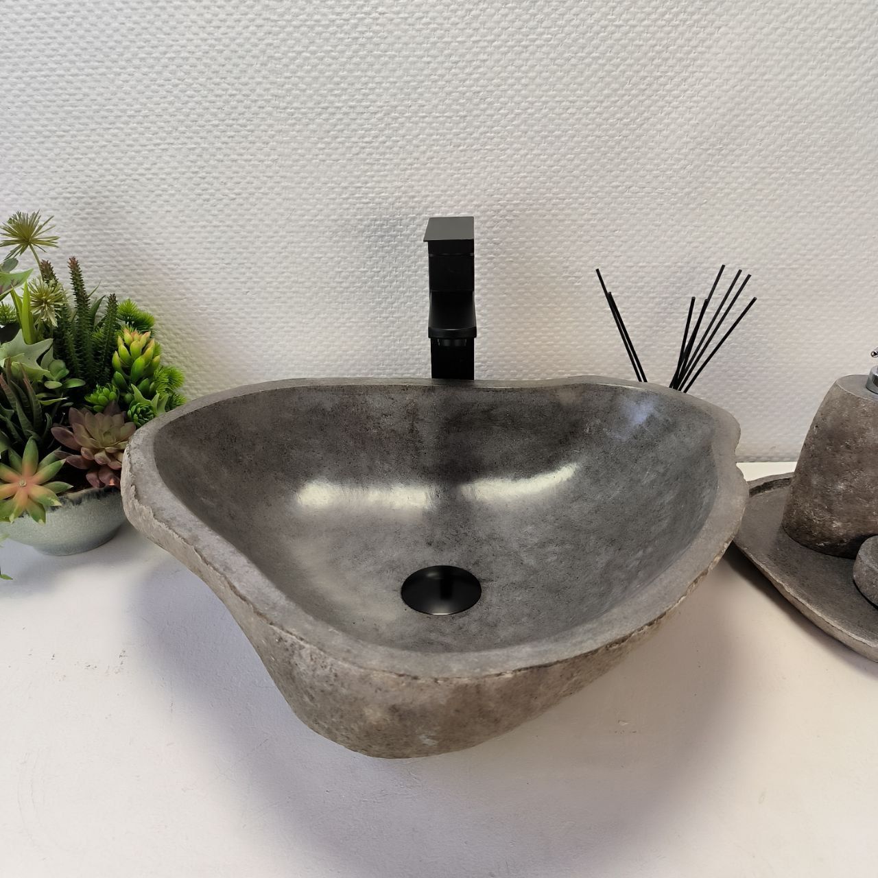 Раковина из речного камня RS-63376 (52*44*15) из натурального камня