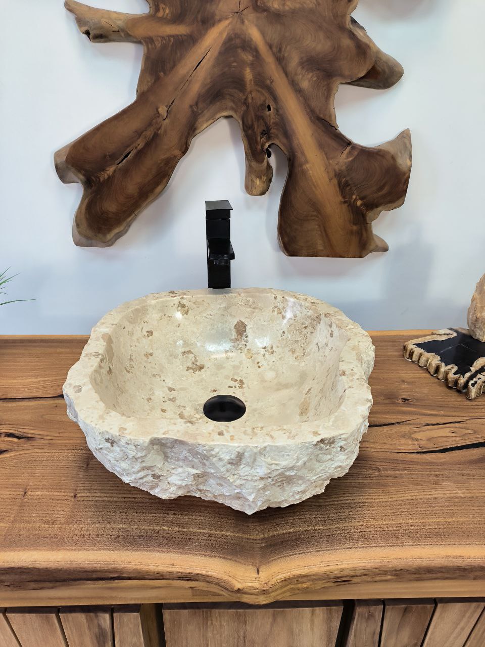 Раковины из мрамора в природном оформлении