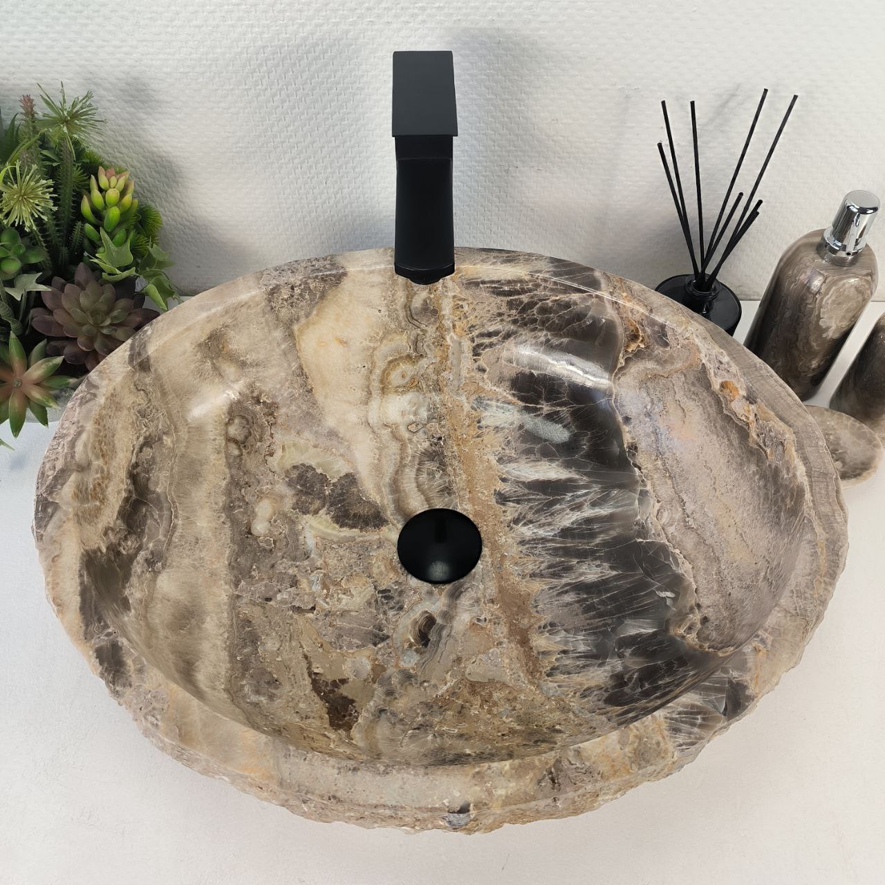 Раковина из оникса в природной форме от 50см до 54см шириной