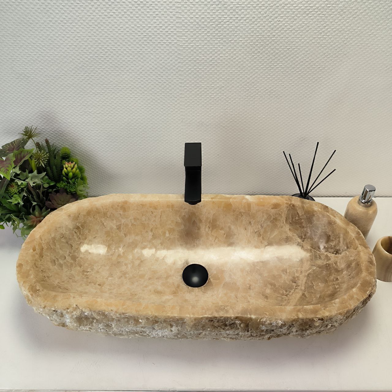 Раковина из оникса в природной форме от 80см шириной