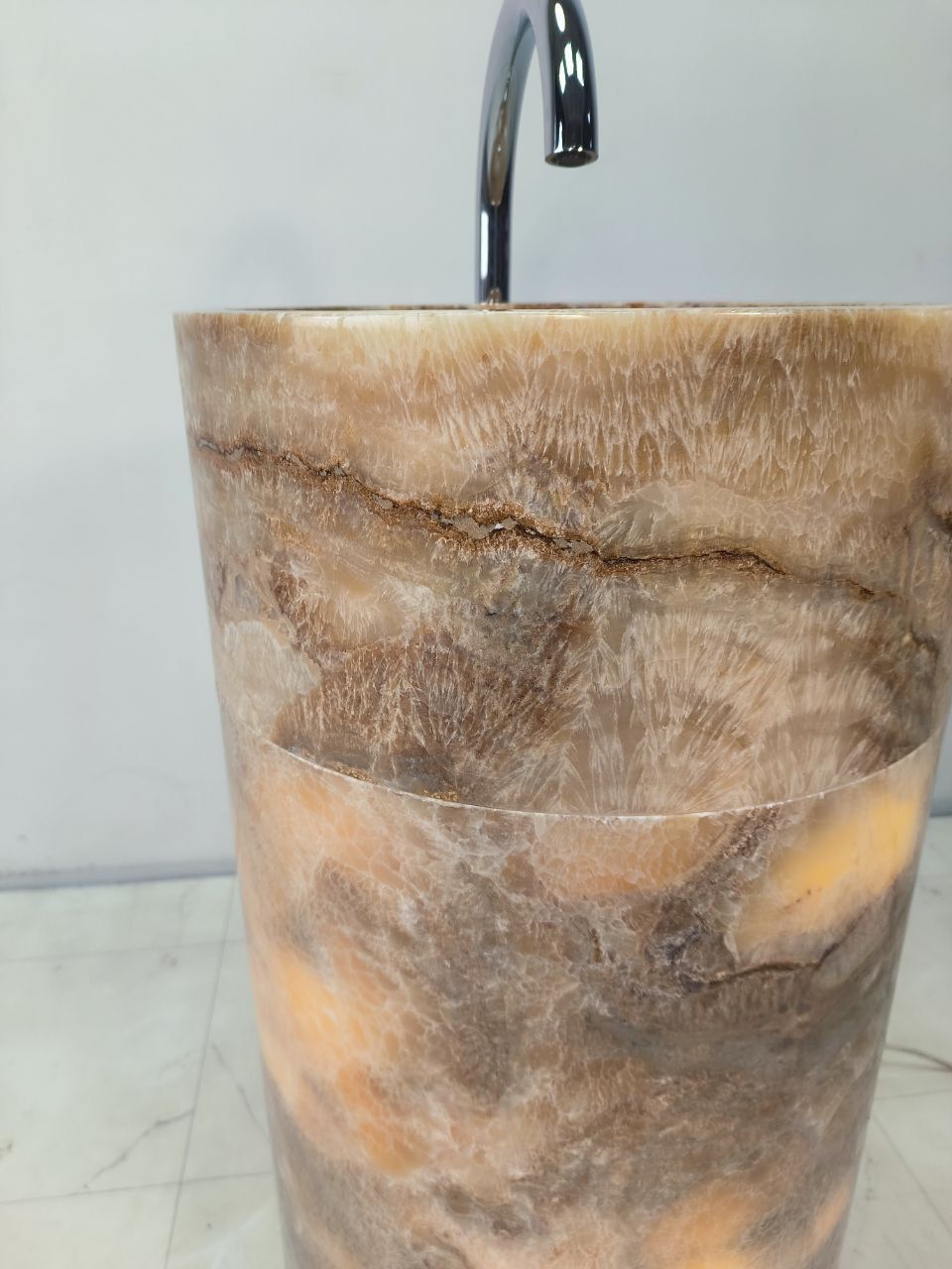 Раковина напольная из оникса Silinder Natural ON-65927 45х45х90 из натурального камня