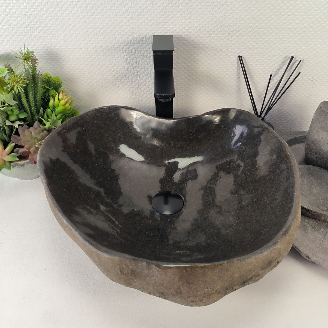 Раковина из речного камня RS-64880 50*46*15 из натурального камня