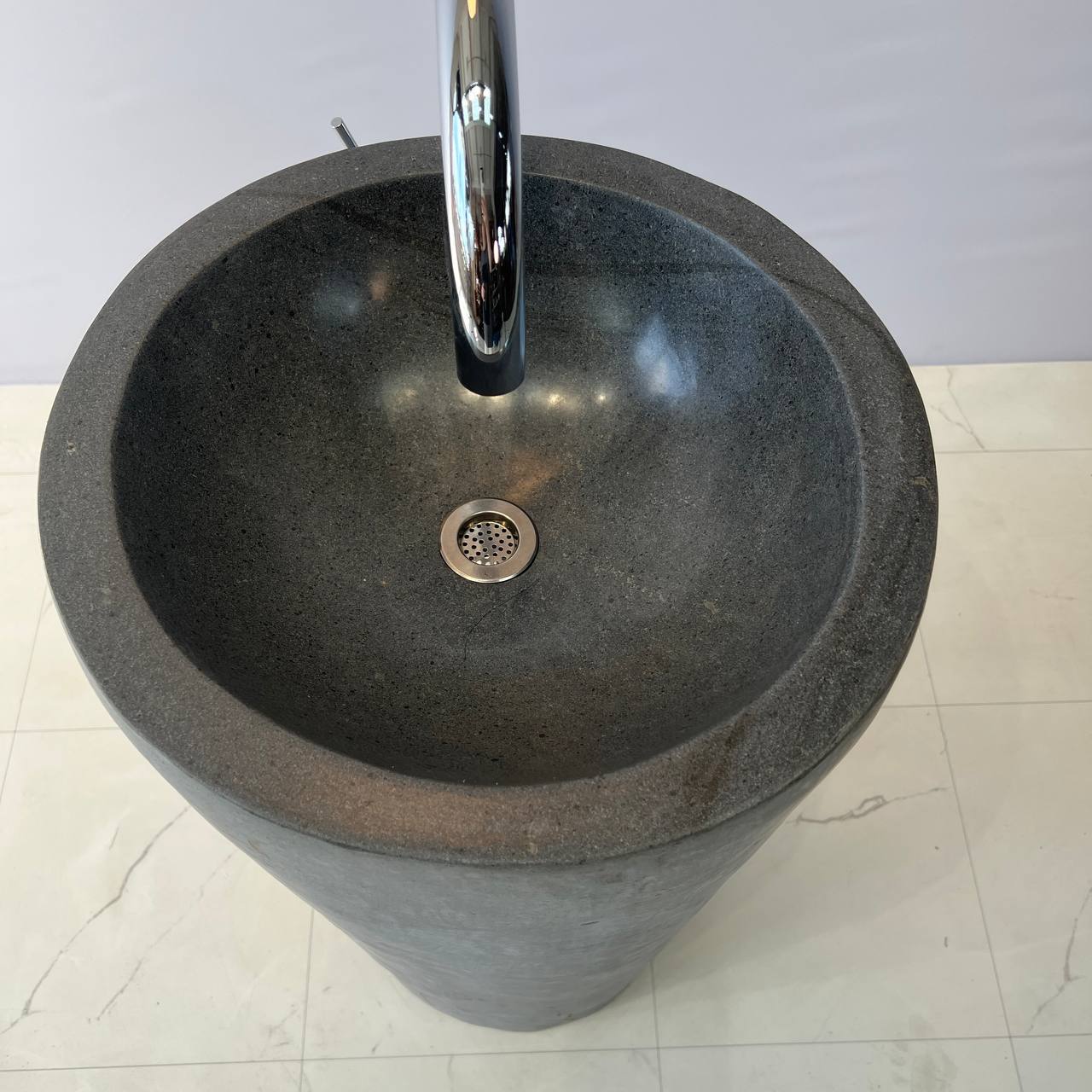 Раковина напольная из речного камня RN-67057 46х46х90 из натурального камня