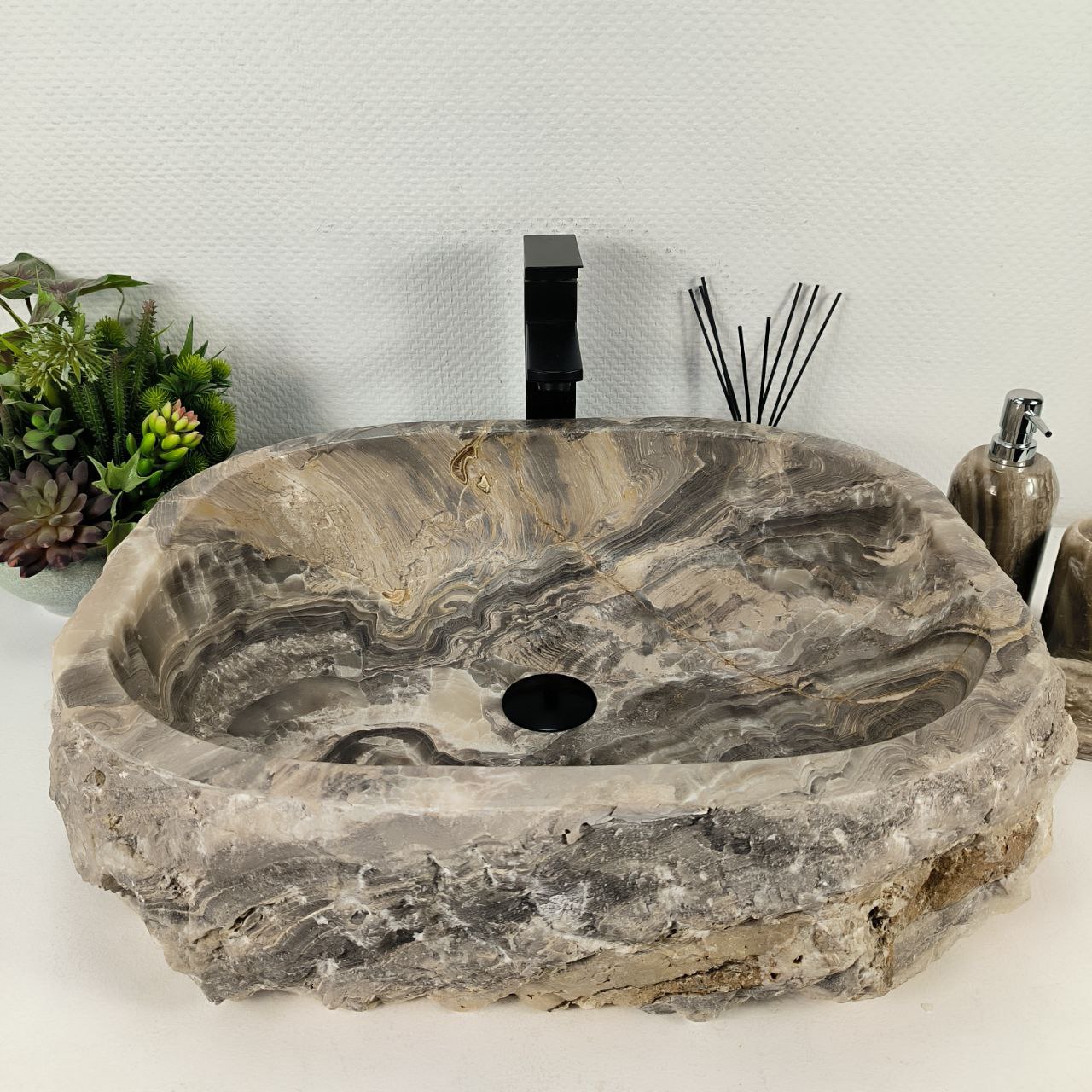 Раковина из оникса в природной форме от 55см до 59см шириной