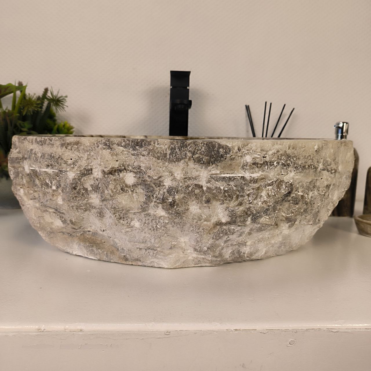 7yh0f3bht3rwxvmr023tvww2vauye8i0