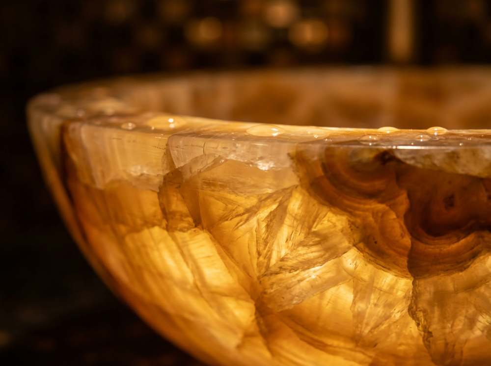 Каменные раковины в современных домах: визуальные тренды