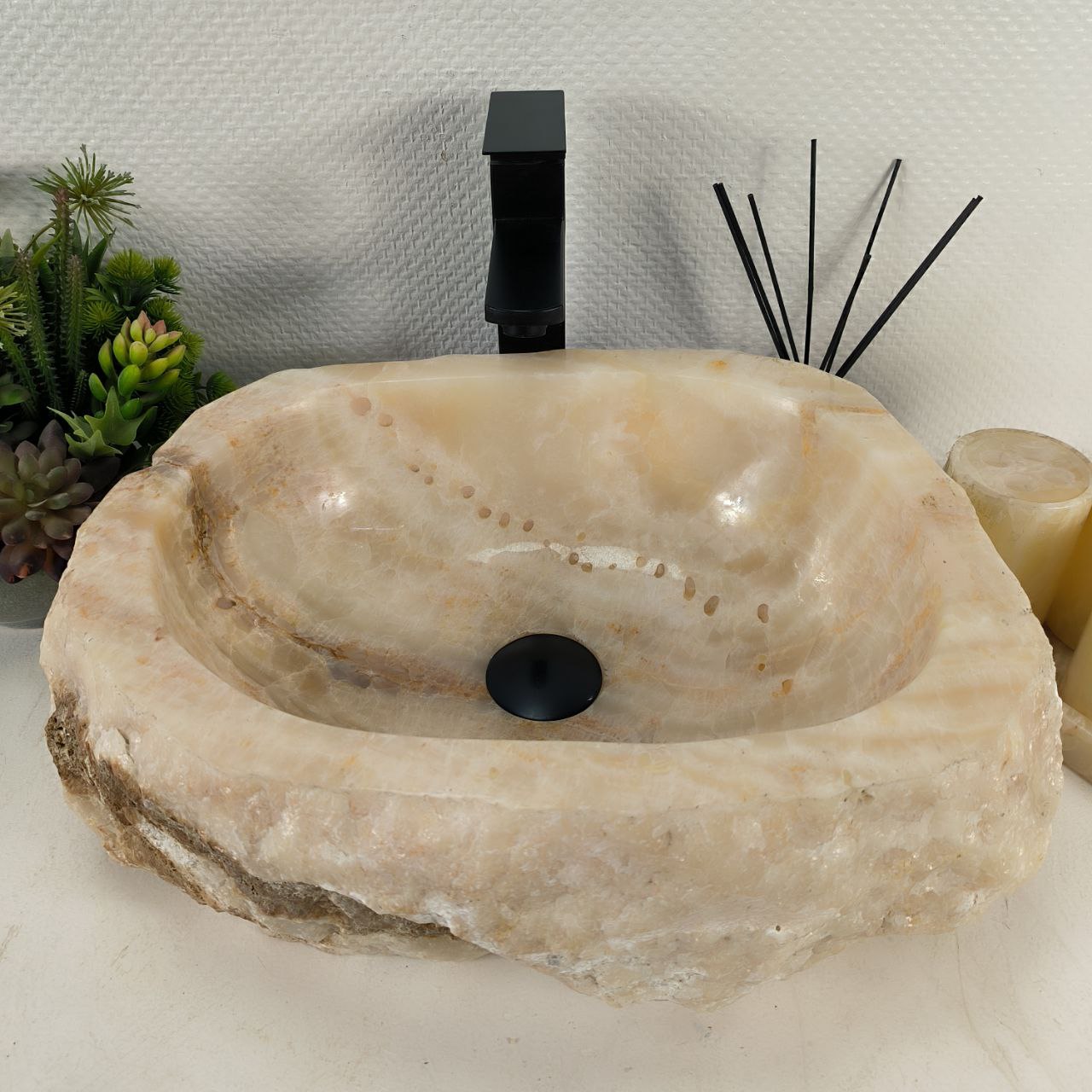 Раковина из оникса в природной форме от 45см до 49см шириной