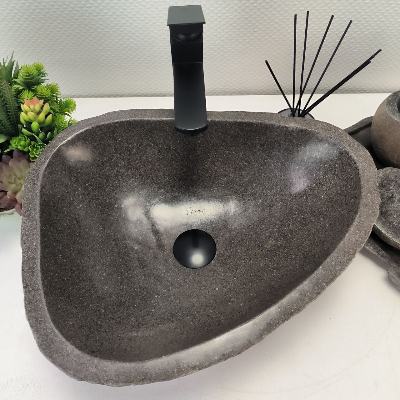 Раковина из речного камня RS-62822 (48*38*16) из натурального камня