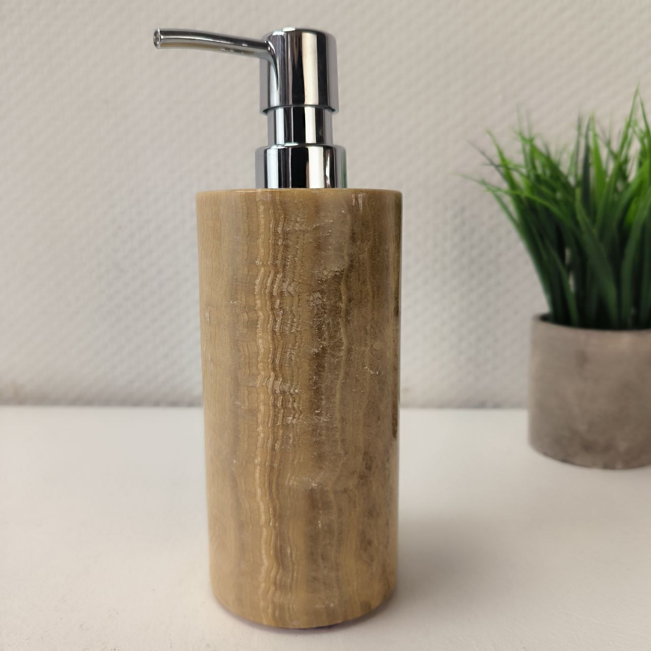 Дозаторы, мыльницы,стаканчики ,подносы из оникса