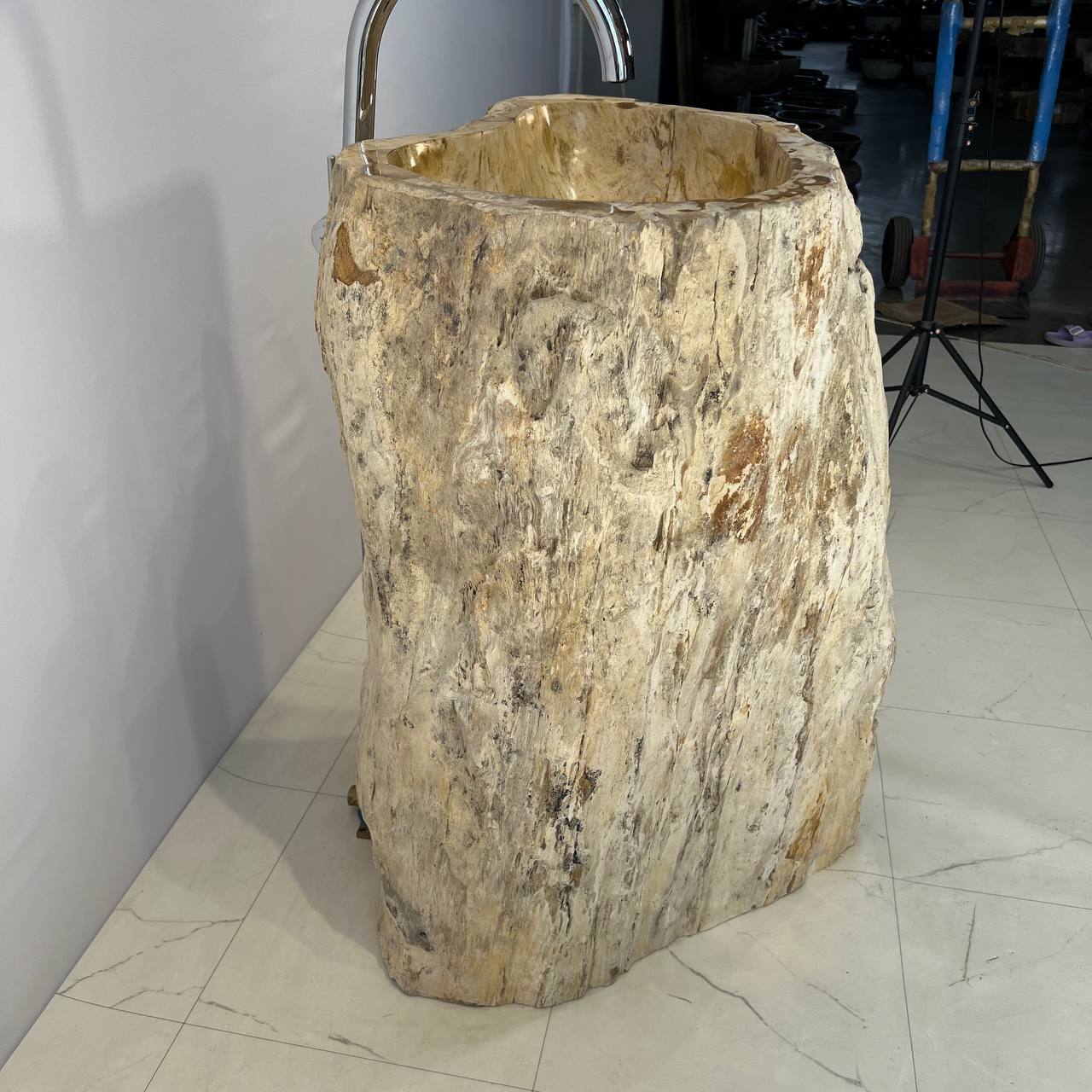 Раковина напольная из окаменелого дерева ODN-67059 61*46*90