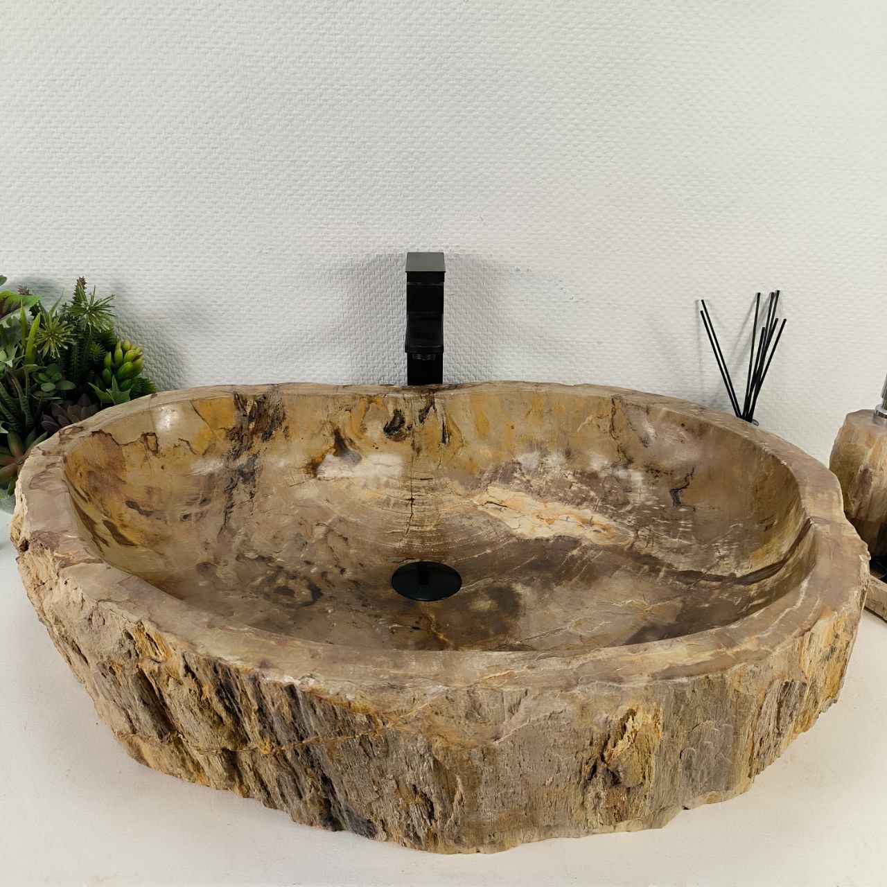 Раковина из окаменелого дерева от 70см шириной