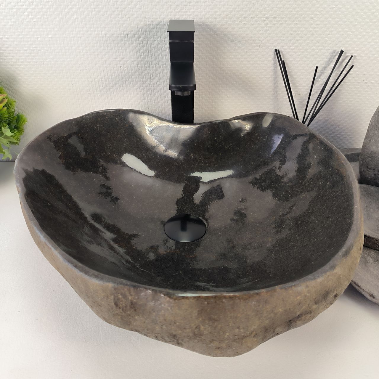 Раковина из речного камня RS-64880 50*46*15 из натурального камня