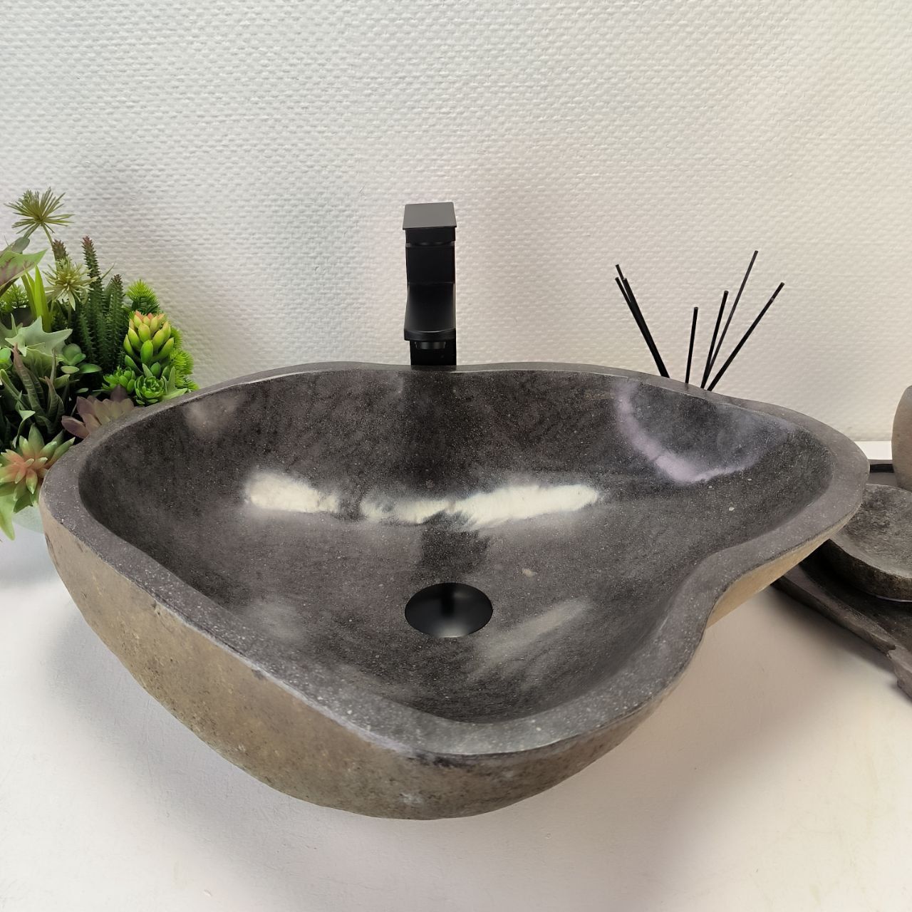 Раковина из речного камня RS-62788 (60*48*15) из натурального камня